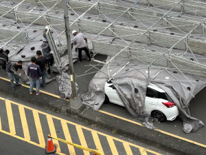 倒塌鷹架壓到汽車，消防人員協助駕駛脫困。（陳俞融議員提供）