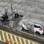 倒塌鷹架壓到汽車，消防人員協助駕駛脫困。（陳俞融議員提供）