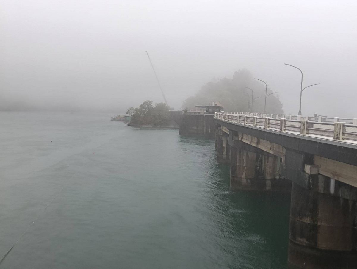 石門水庫開啓排砂隧道放水。
