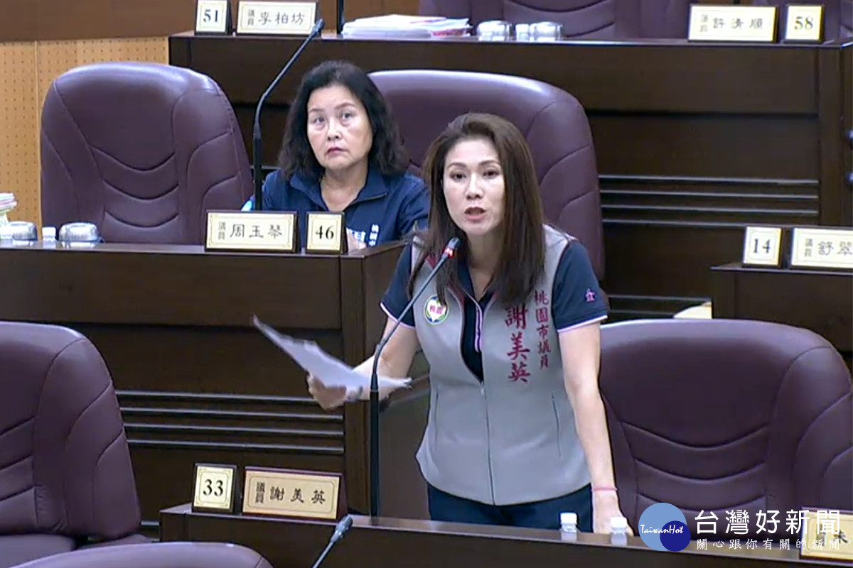 桃園市議員謝美英於議事堂進行質詢。<br />
