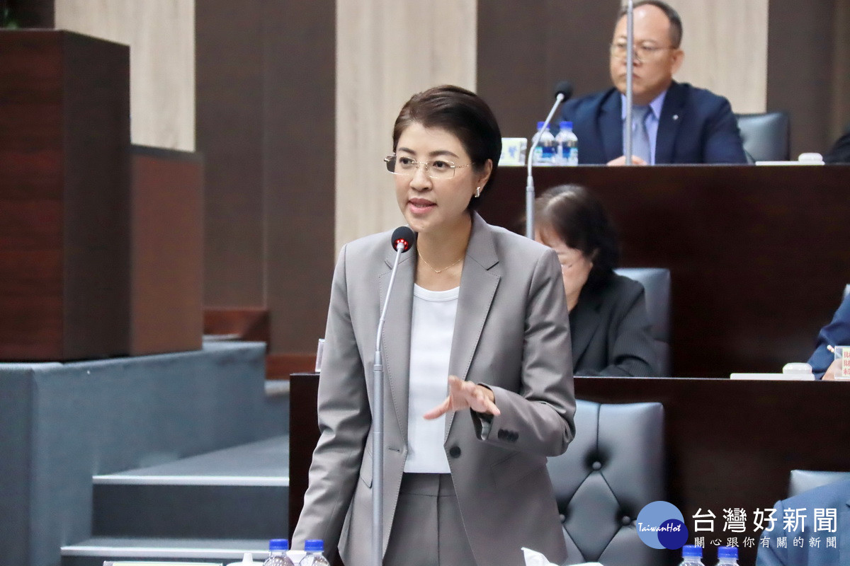 許縣長說明縣府已有短中長程計劃推動中。（記者扶小萍攝）<br />
