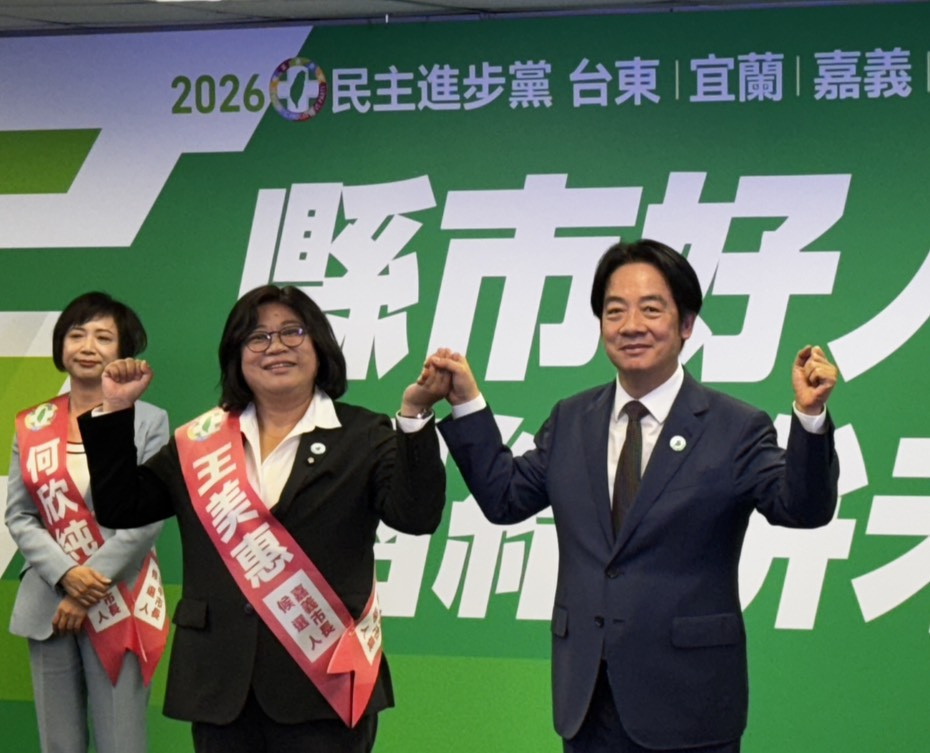 賴清德親自為王美惠繫上競選背帶／王美惠服務處提供