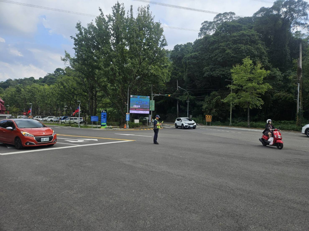 桃警結合萬聖城推市民安心出行宣導。