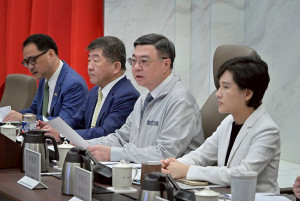行政院長卓榮泰（中右1）22日主持「非洲豬瘟中央災害應變中心」會議。（圖／行政院新聞傳播處）