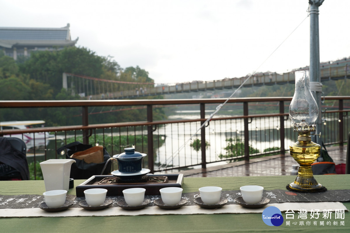 坐在峨眉湖畔喝茶，看著湖面閃光，茶香隨風飄散。