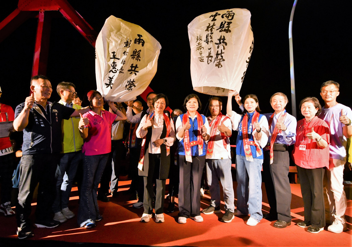 西螺大橋通車七十周年放天燈合影。圖／彰化縣政府提供