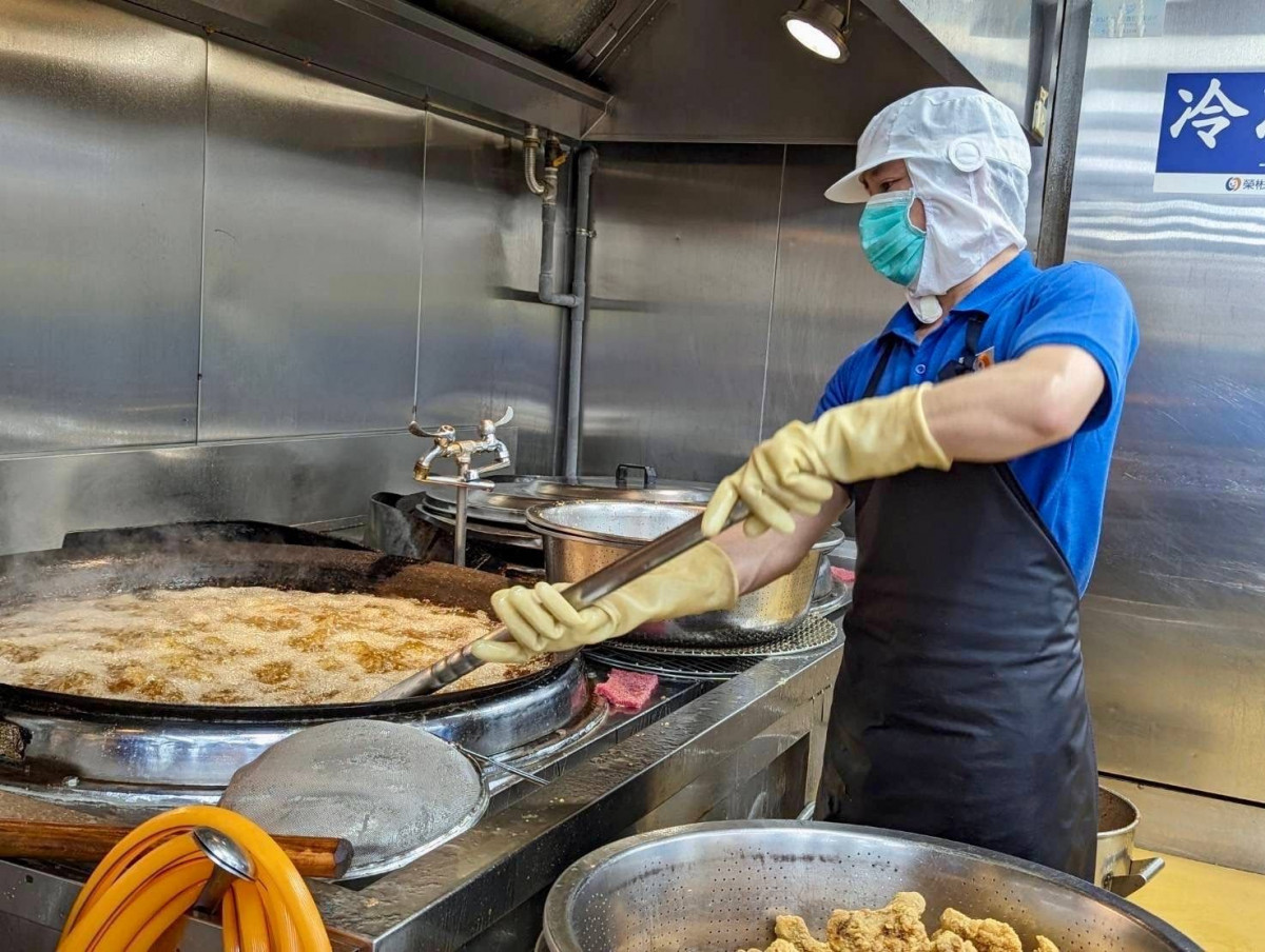 團膳廠商進行學校營養午餐烹煮作業。（圖／資料照片，與本則新聞所述事件無關。圖源：台北市府教育局）