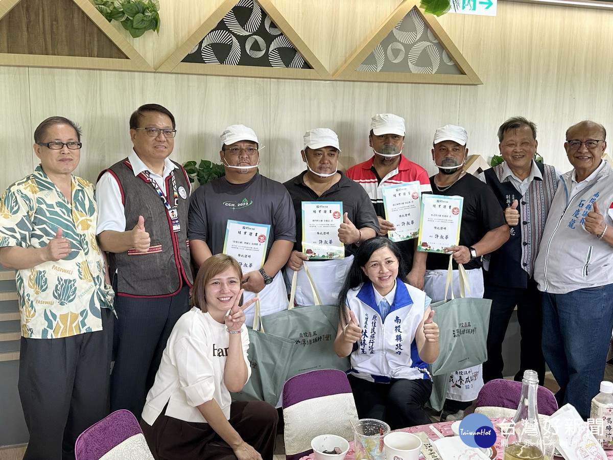 杜張副主委與王副縣長為總舖師職人授證。（記者扶小萍攝）