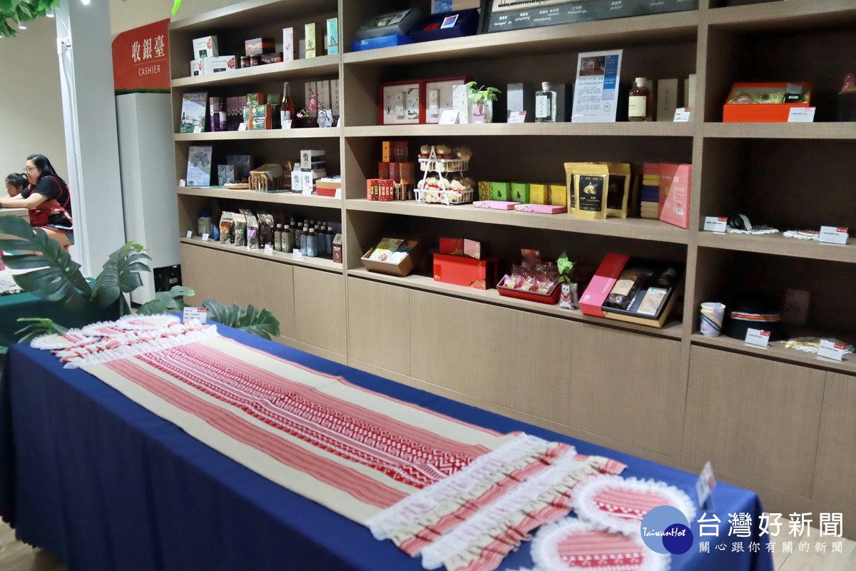 圓夢商場有工藝部落品牌等展售。（記者扶小萍攝）