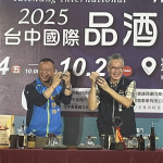 楊啟邦議員(左)與經發局副局長林敏棋上場學調酒秀表情逗趣。