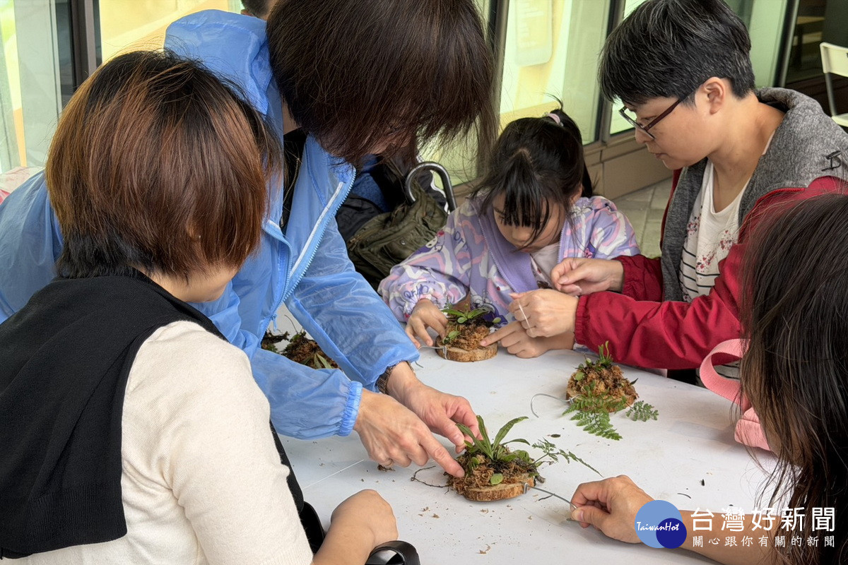 「村光乍現.桃園金牌好好玩」金牌農村成果展吸引親子現場習做。
