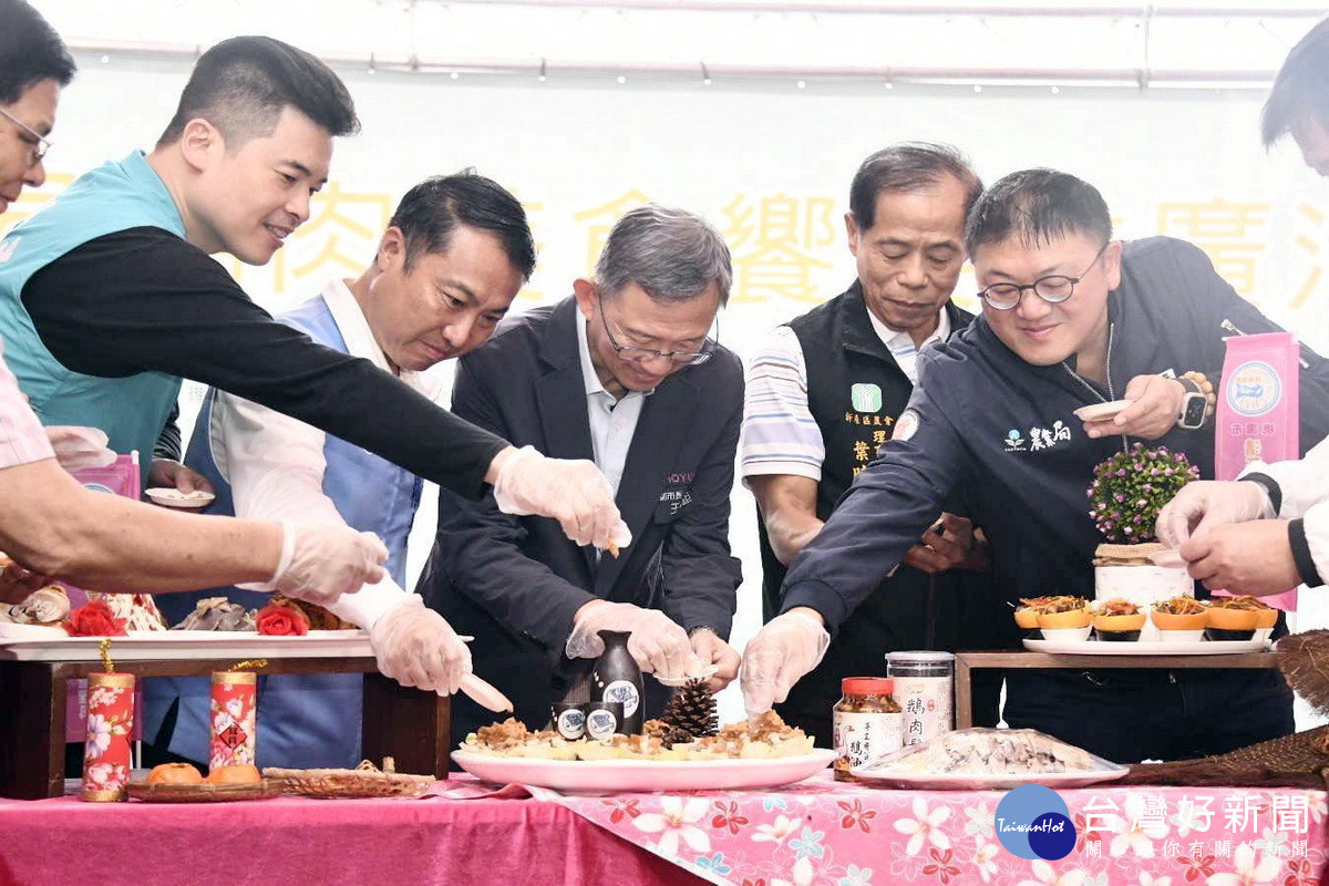 桃園市副市長王明鉅與廚師一同示範製作鵝油料理。<br />