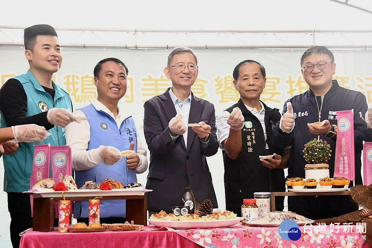 桃園市副市長王明鉅為在地農特產行銷。<br />