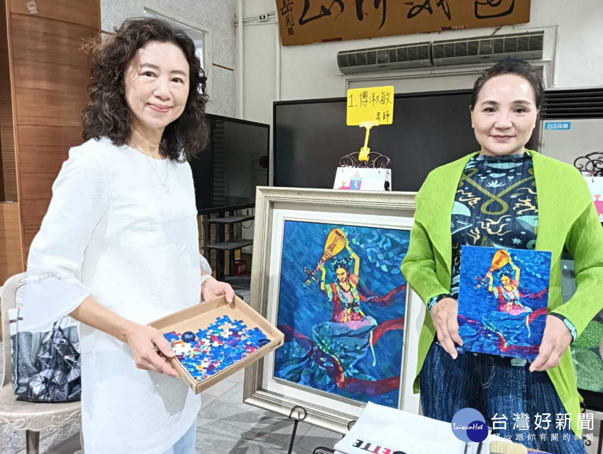 藝術家傅淑敏將作品設計成拼圖還學童互動(左起傅淑敏、湖畔畫會理事長彭碧鈴)。