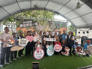 千人烤肉派對啟動，許縣長與來賓歡迎民眾遊客參與。（記者扶小萍攝）