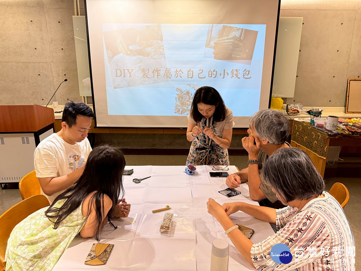 講師林惠雯教導學員手作蠟染小錢包