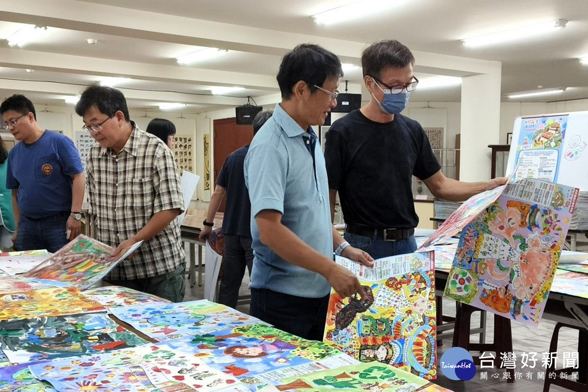 第9屆壽山巖觀音寺親子繪畫比賽,專業評審進行評選。<br />
