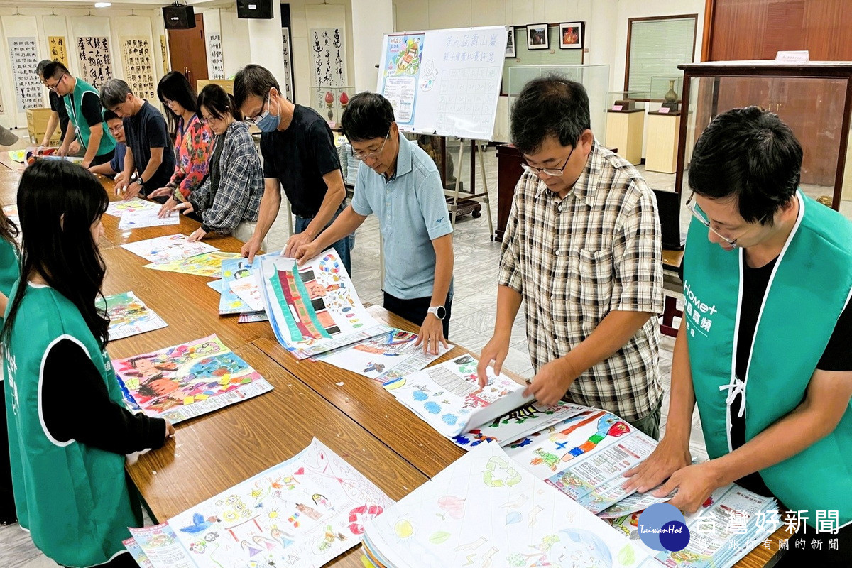 第9屆壽山巖觀音寺親子繪畫比賽,專業評審進行評選。<br />