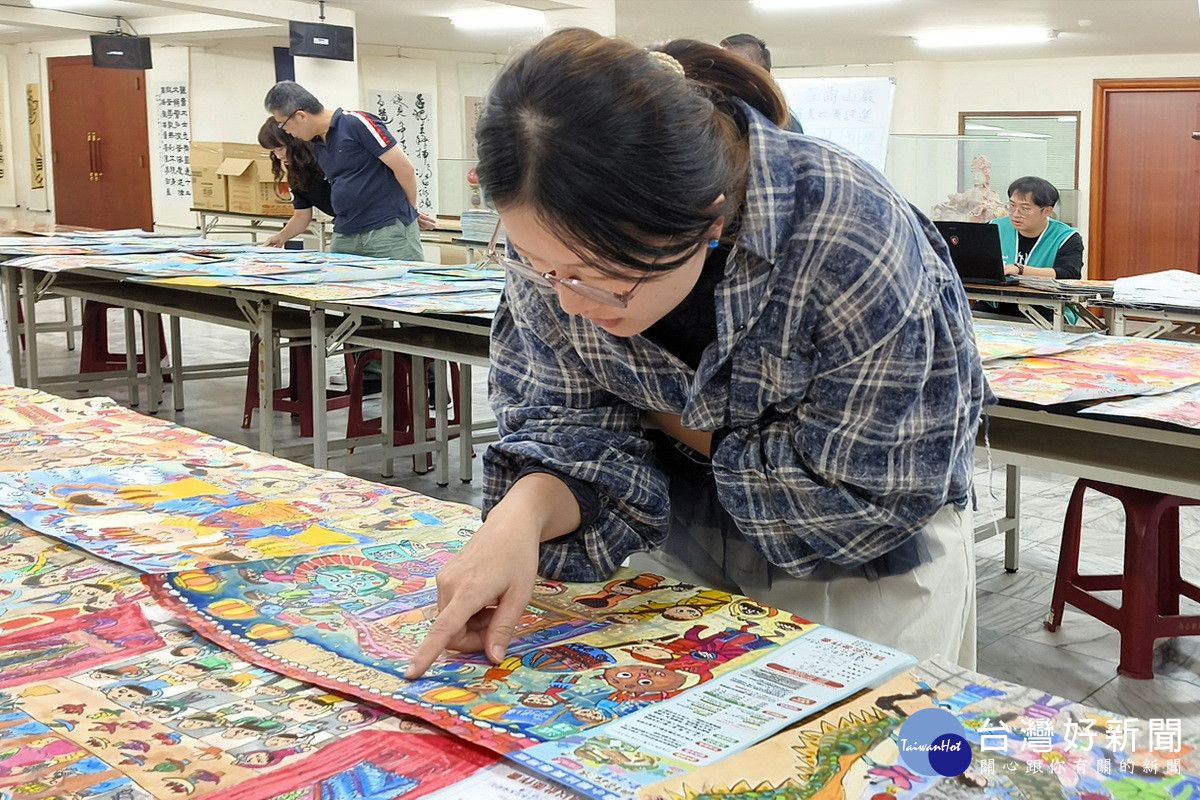 第9屆壽山巖觀音寺親子繪畫比賽,專業評審進行評選。<br />