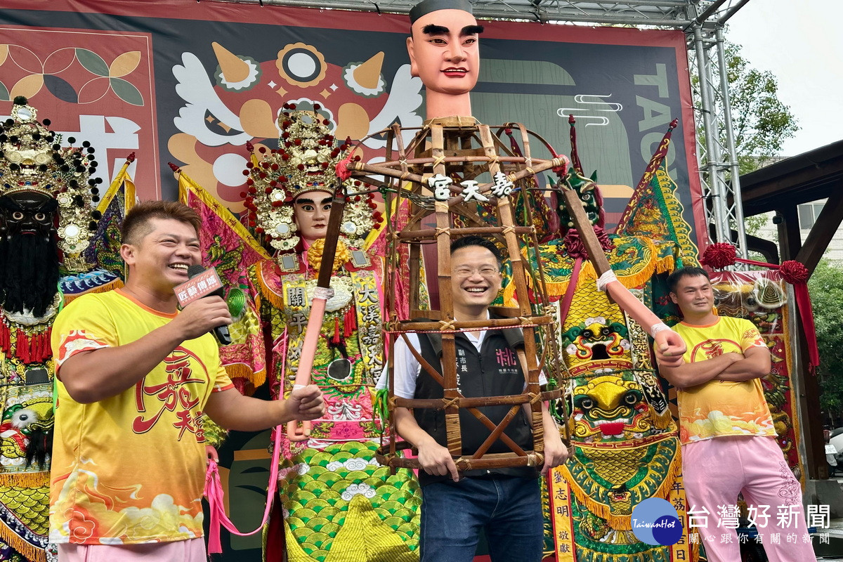 桃園市副市長蘇俊賓於「匠藝傳城-大溪社頭文化傳承成果展演」中扛神將。<br />