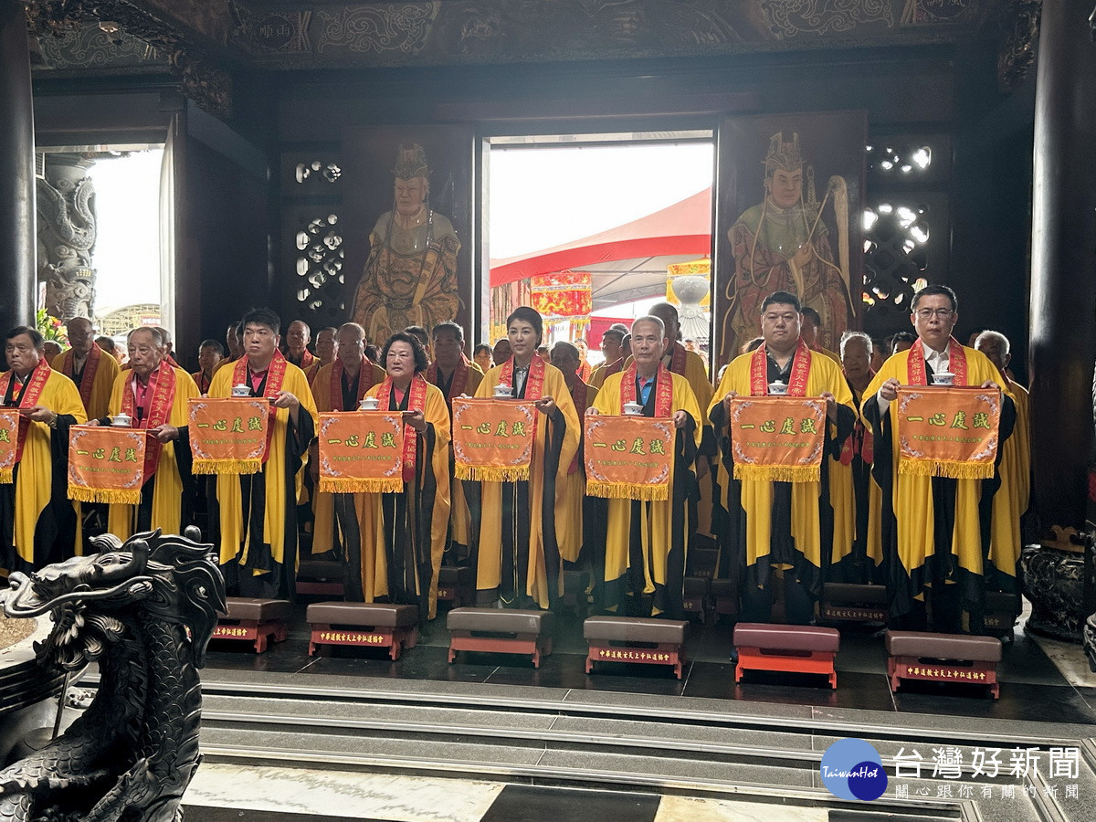 游立委許縣長等嘉賓進行聯合祈福獻供等科儀。(記者扶小萍攝)