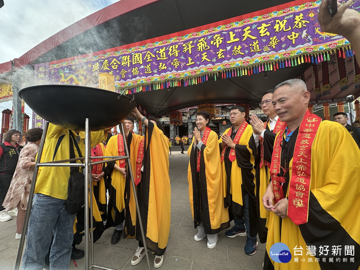 恭讀疏文並恭焚完成科儀。(記者扶小萍攝)