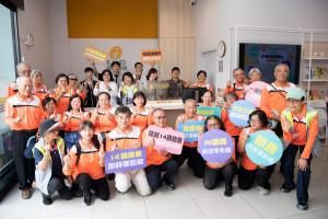 嘉義市政府在KANO遊客中心舉辦「AI雙向翻譯機」啟用記者會，宣布在嘉義火車站旅遊服務中心及KANO遊客中心，導入支援14種語言的AI即時翻譯服務／嘉義市府提供