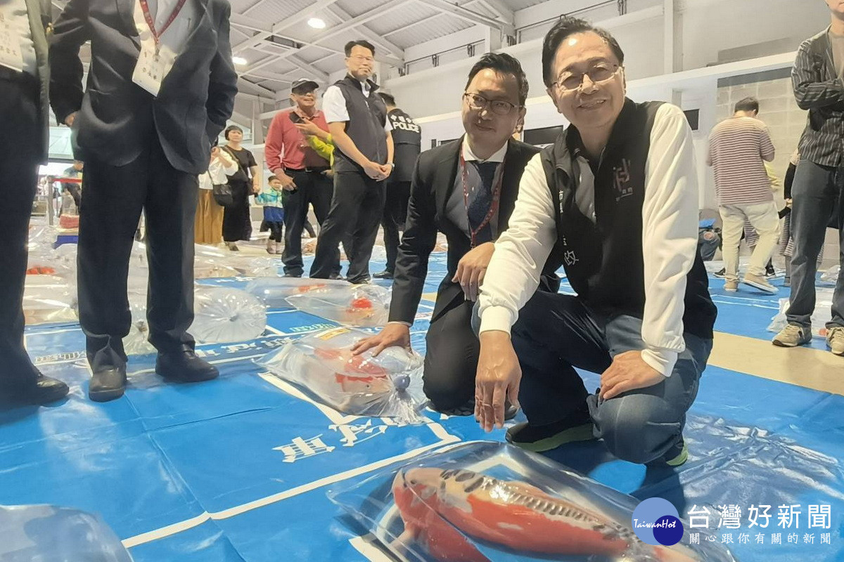 桃園市長張善政出席「2025若鯉品評會」巡禮會場。<br />
