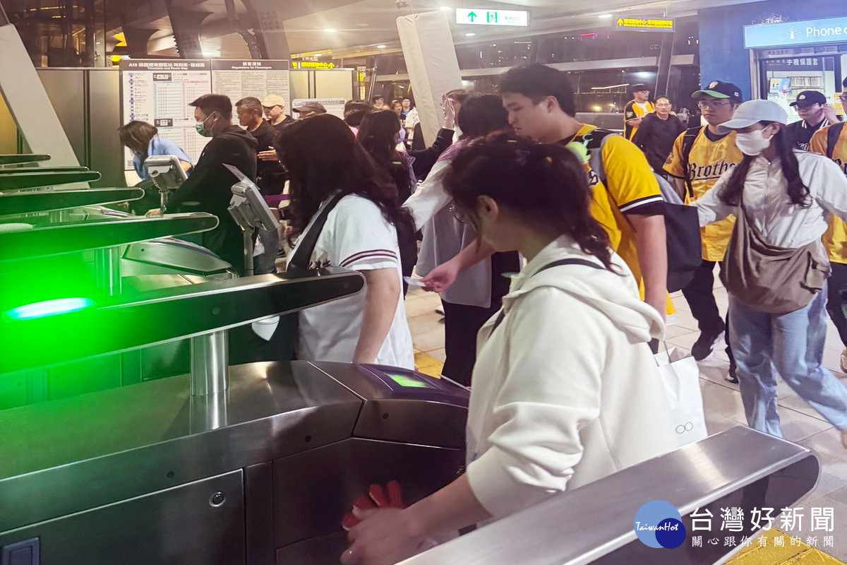 桃捷公司加派人員於A18高鐵桃園站及A19體育園區站現場進行引導管制作業。<br />