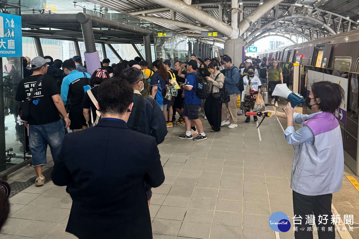 桃捷公司在散場23分鐘後順利完成疏運滿場球迷任務。<br />