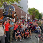 台韓網紅與車友於參山處門口開心合照,展現滿滿活力。