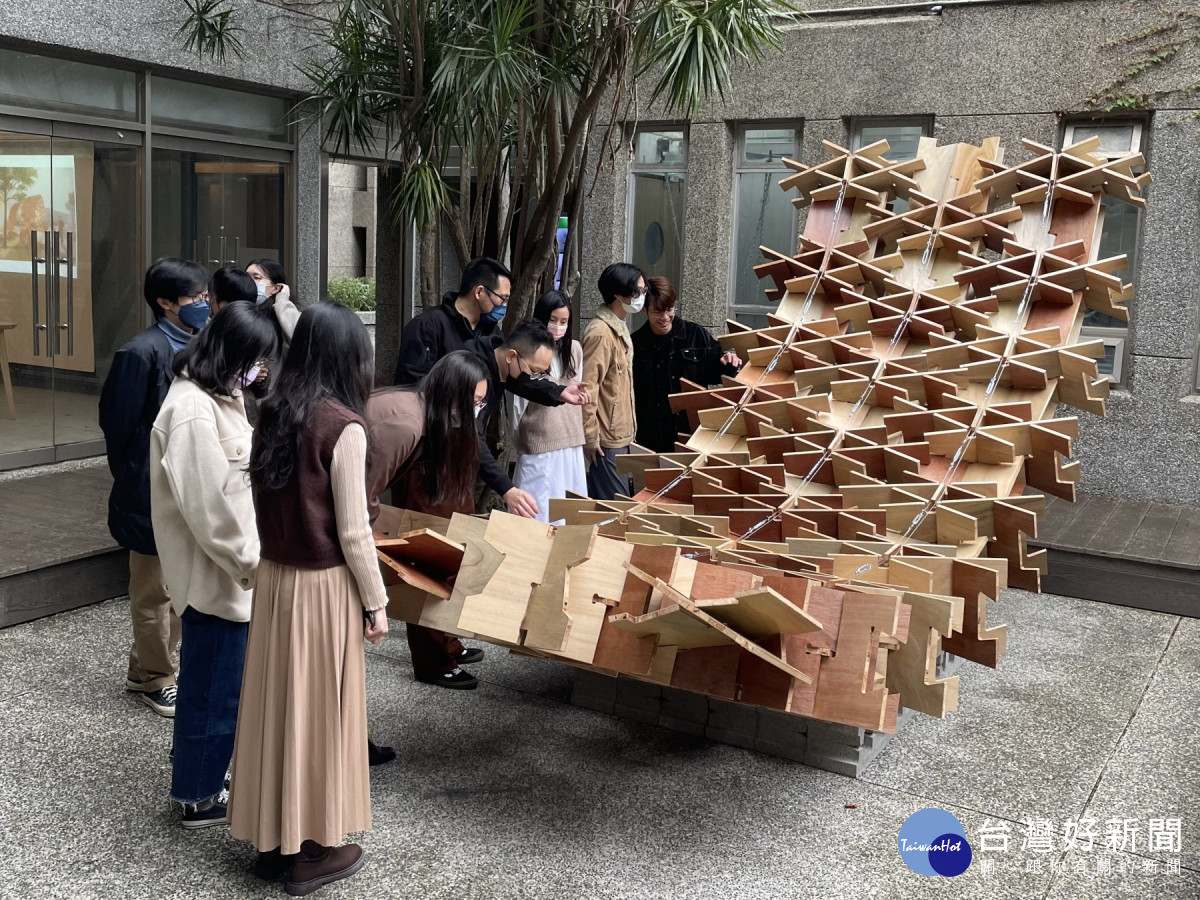課程成果展示學生以BIM與參數化軟體完成的設計模型,展現中原建築系數位設計與構築教學的成果。