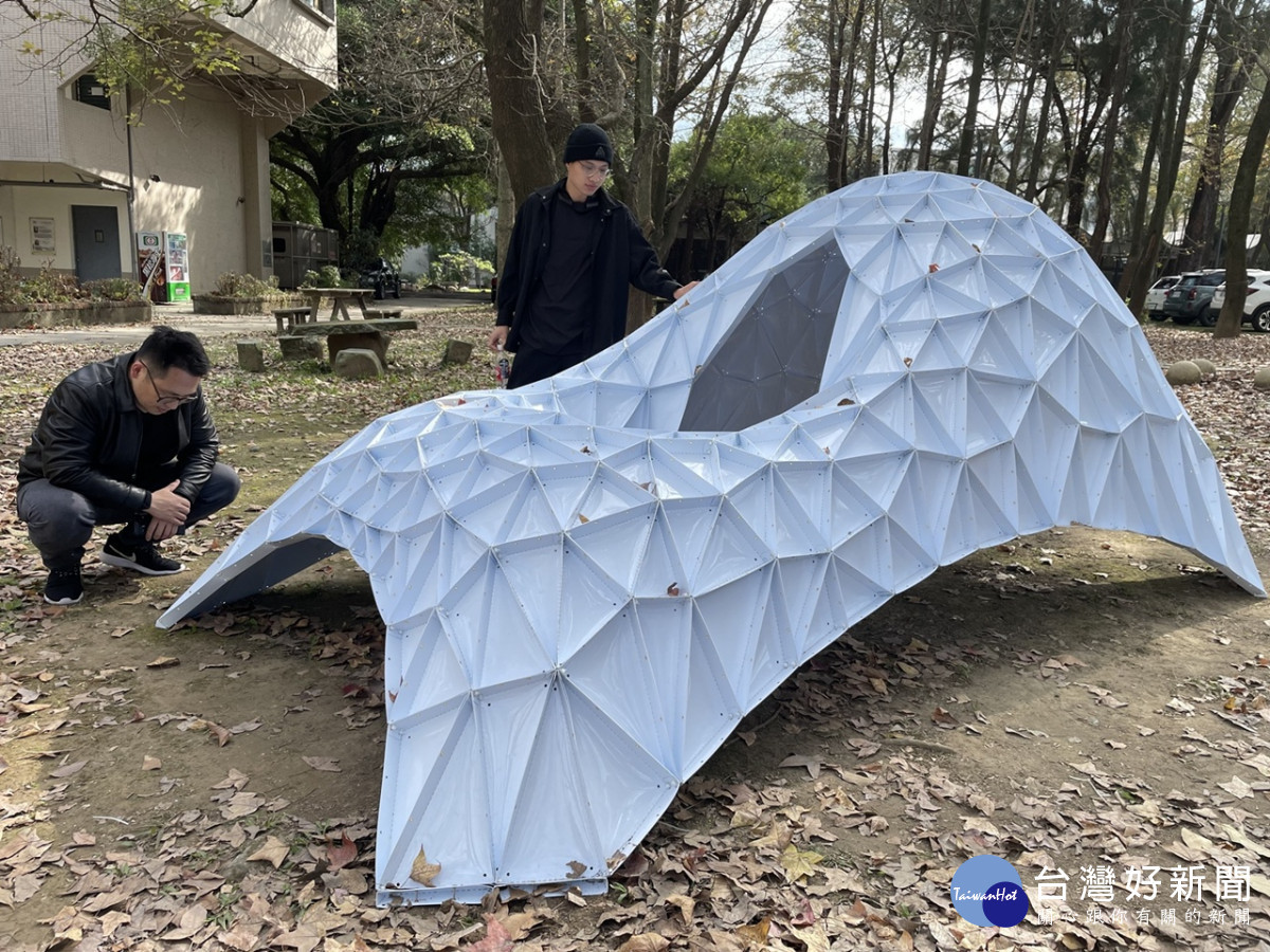 中原大學建築系鼓勵學生運用數位製造的精準與模組化特性,開發多元材料之應用潛力。(圖為PVC版加勁組構)