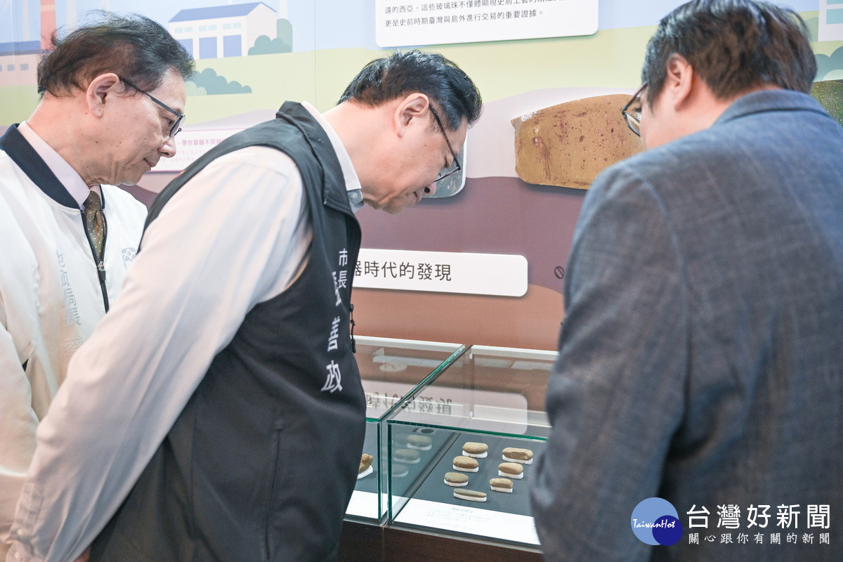 桃園市長張善政參觀「75風華·榮耀50」桃園市地政特展。