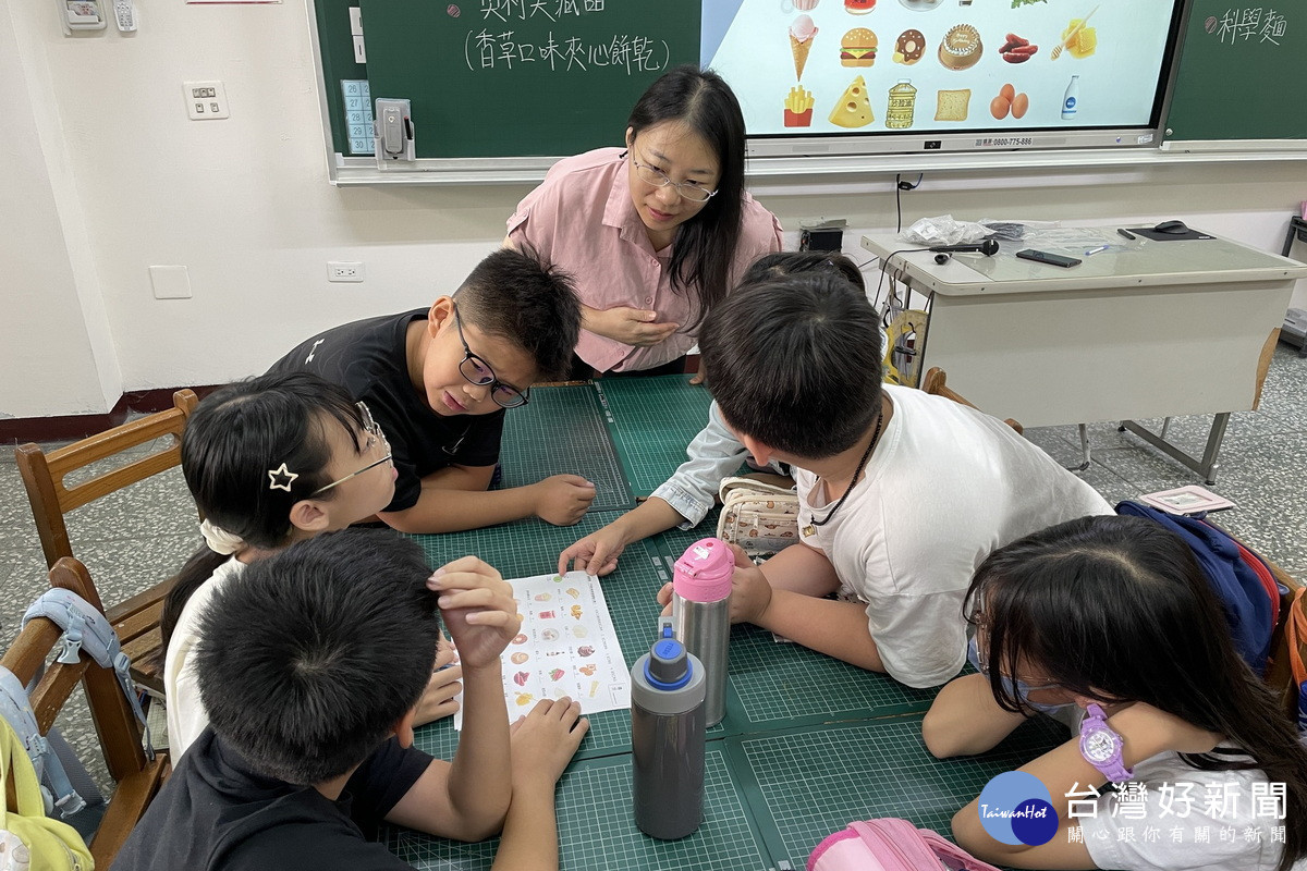 「真心話大冒險」課程中,講師與學生互動討論。<br />
<br />