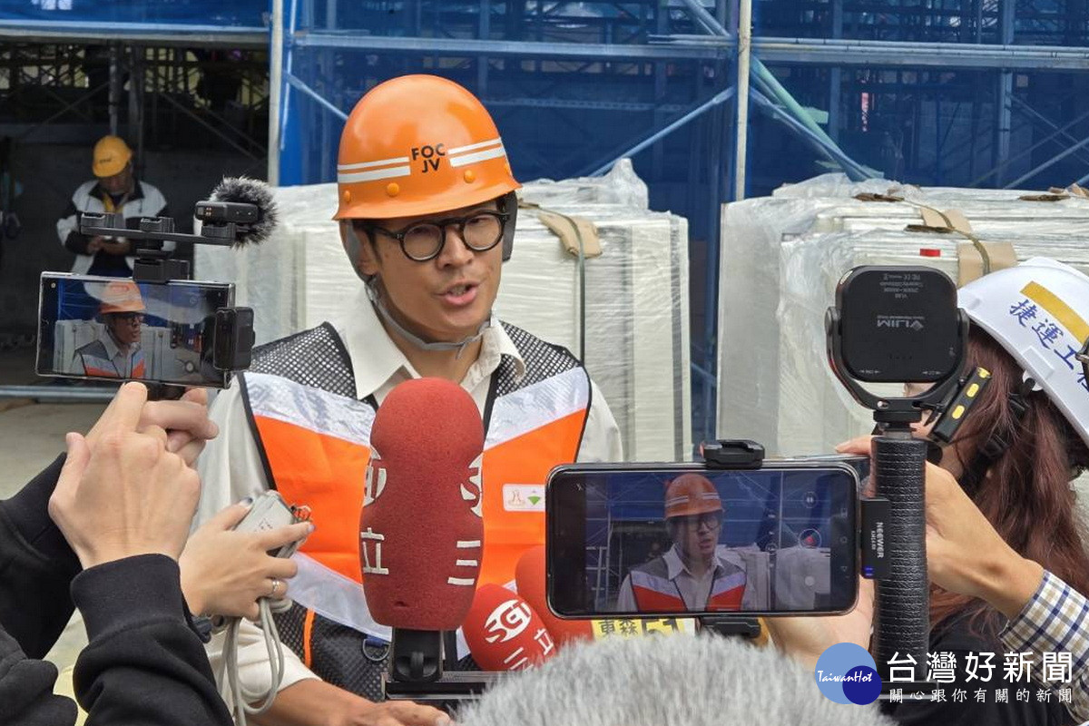 桃園市政府捷運工程局人員於現場提出說明。