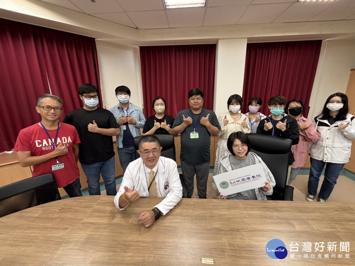 職能治療科王三平主任進行「職能賦予生命能量-精神障礙者全面性復元模式」專題演講。(桃療提供)