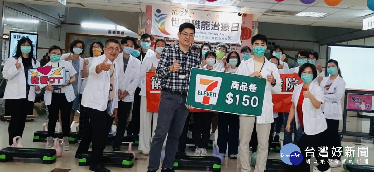 桃療秘書黃郁然與職能科一同慶賀職能治療師節。(桃療提供)