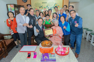 重陽節將至，桃園市長張善政慰訪百歲人瑞詹李緞女士與其家人大合照。