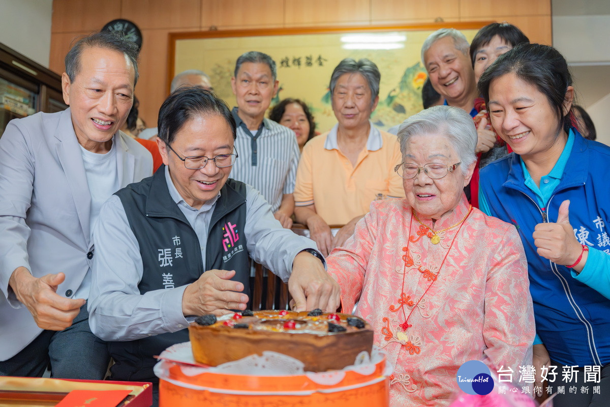 桃園市長張善政祝賀百歲人瑞詹李緞女士重陽節快樂,也為詹奶奶慶祝101歲生日。<br />