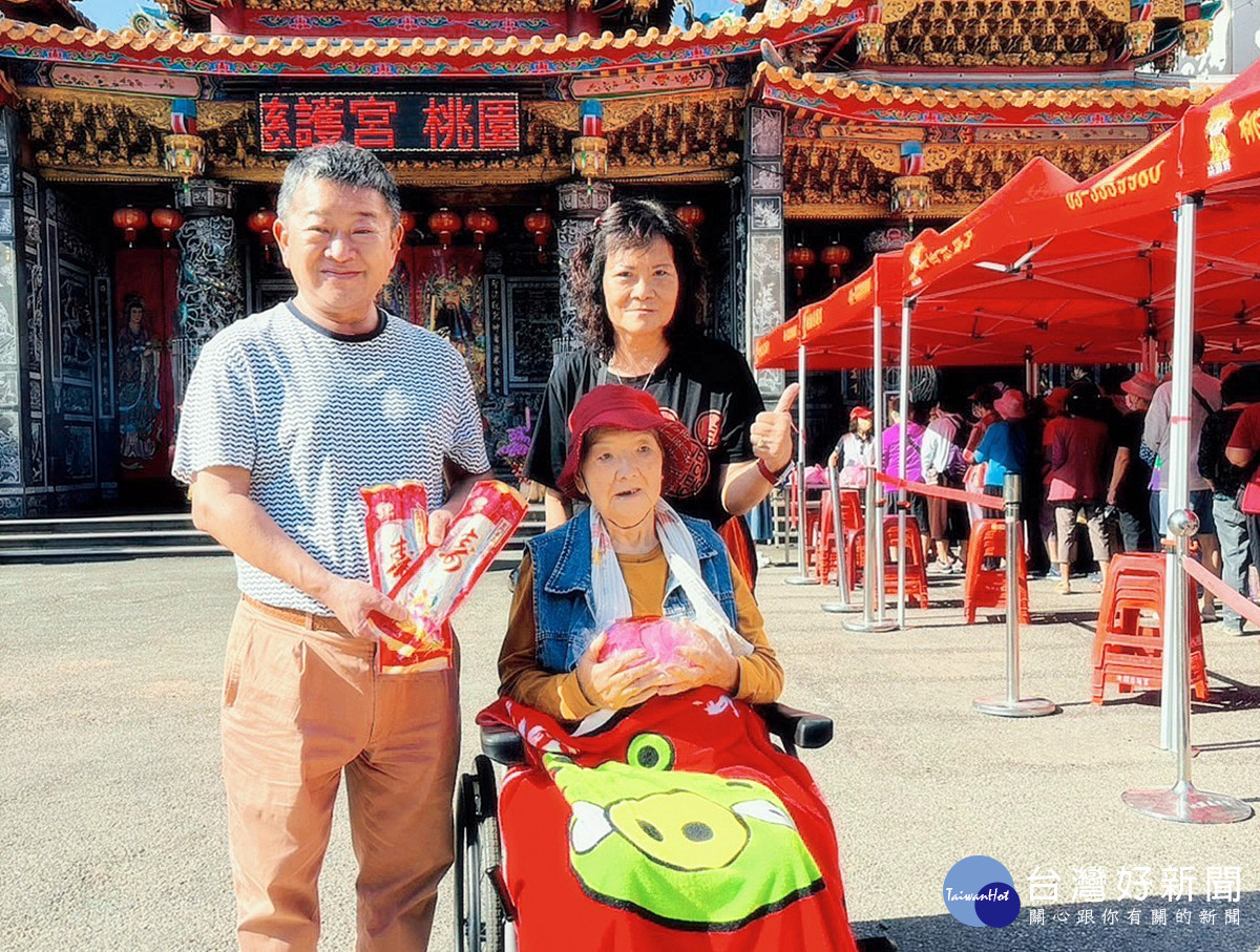 慈護宮主委簡征潭致贈壽麵壽桃給八十歲的信眾