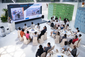 精銳建設營造事業處總經理林谷聯分享「SKY ONE」特殊工法。圖片提供／業者