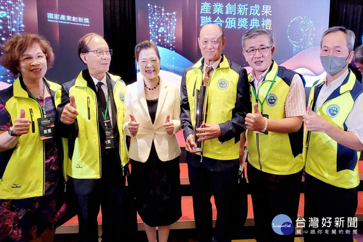 泓橋環保科技公司獲「國家產業創新獎」,時任經濟部長王美花頒獎表揚。