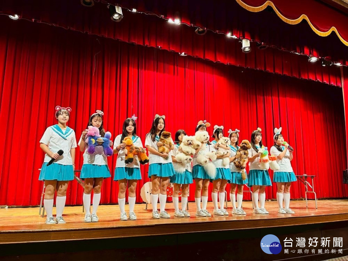 明台高中寵物科學生跟毛小孩的走秀表演。(圖/記者林重鎣攝)