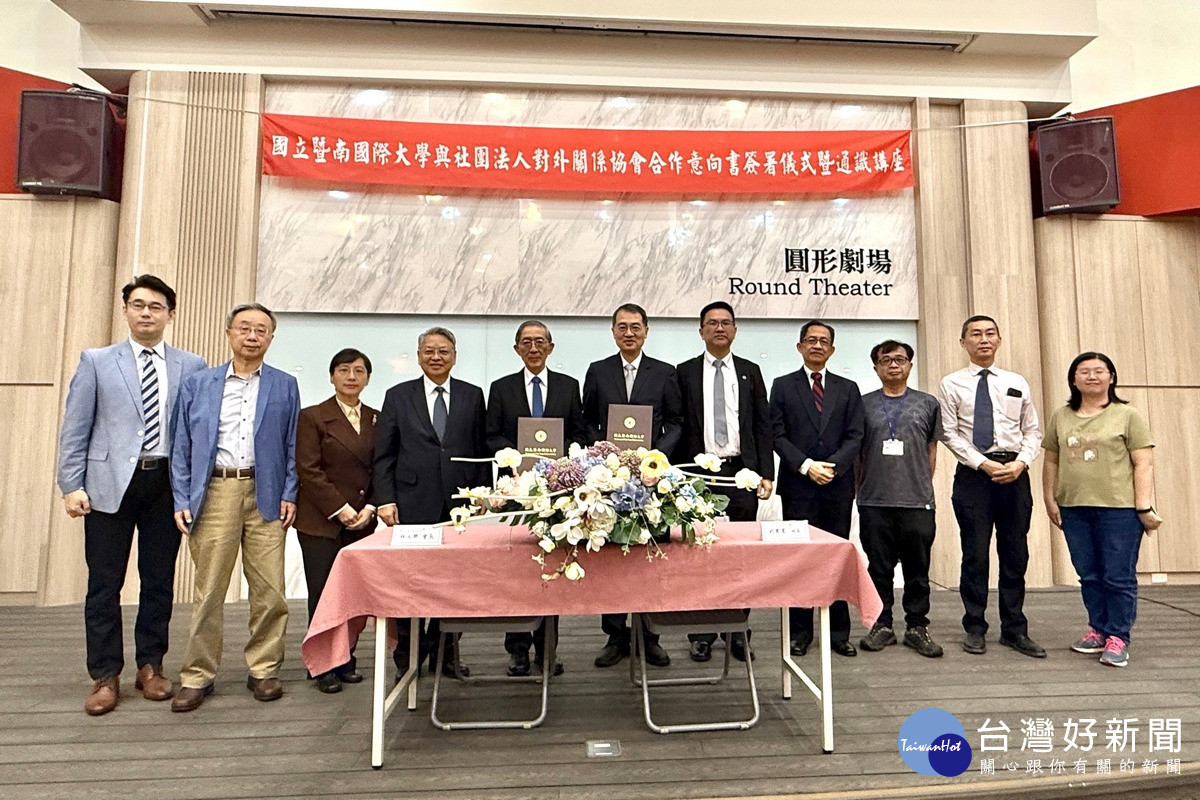 對外關係協會秘書長黃奎博(左起)、前駐索羅門群島大使羅添宏、外交部參事高安、對外關係協會常務理事令狐榮達大使、理事長林永樂、暨大校長武東星、副校長曾永平與護理學院院長陳建良等人、於暨大圓形劇場「變動中的國際情勢與台灣的國際角色」專題講座中合影。(暨大提供)