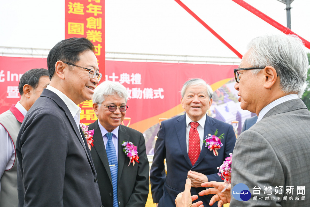 張市長與吳董事長互動交流。