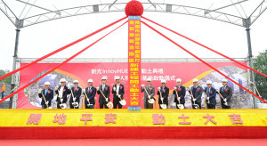 張市長及來賓執鏟動土。