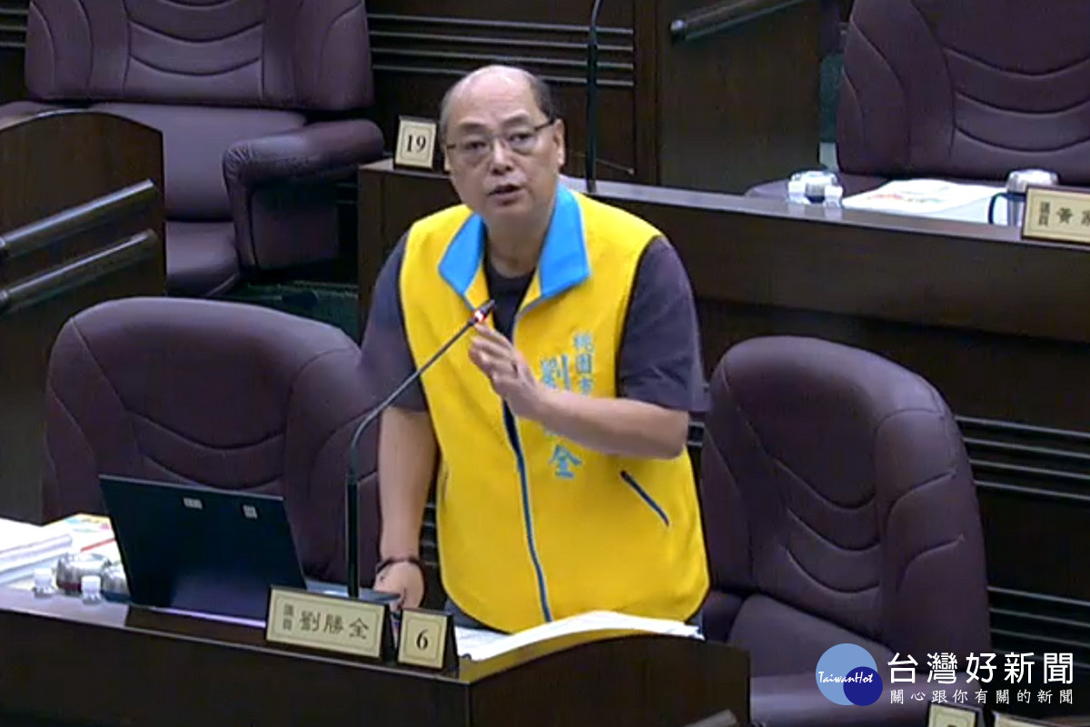 針對勞工權益回題,桃園市議員劉勝全於議事堂進行質詢。