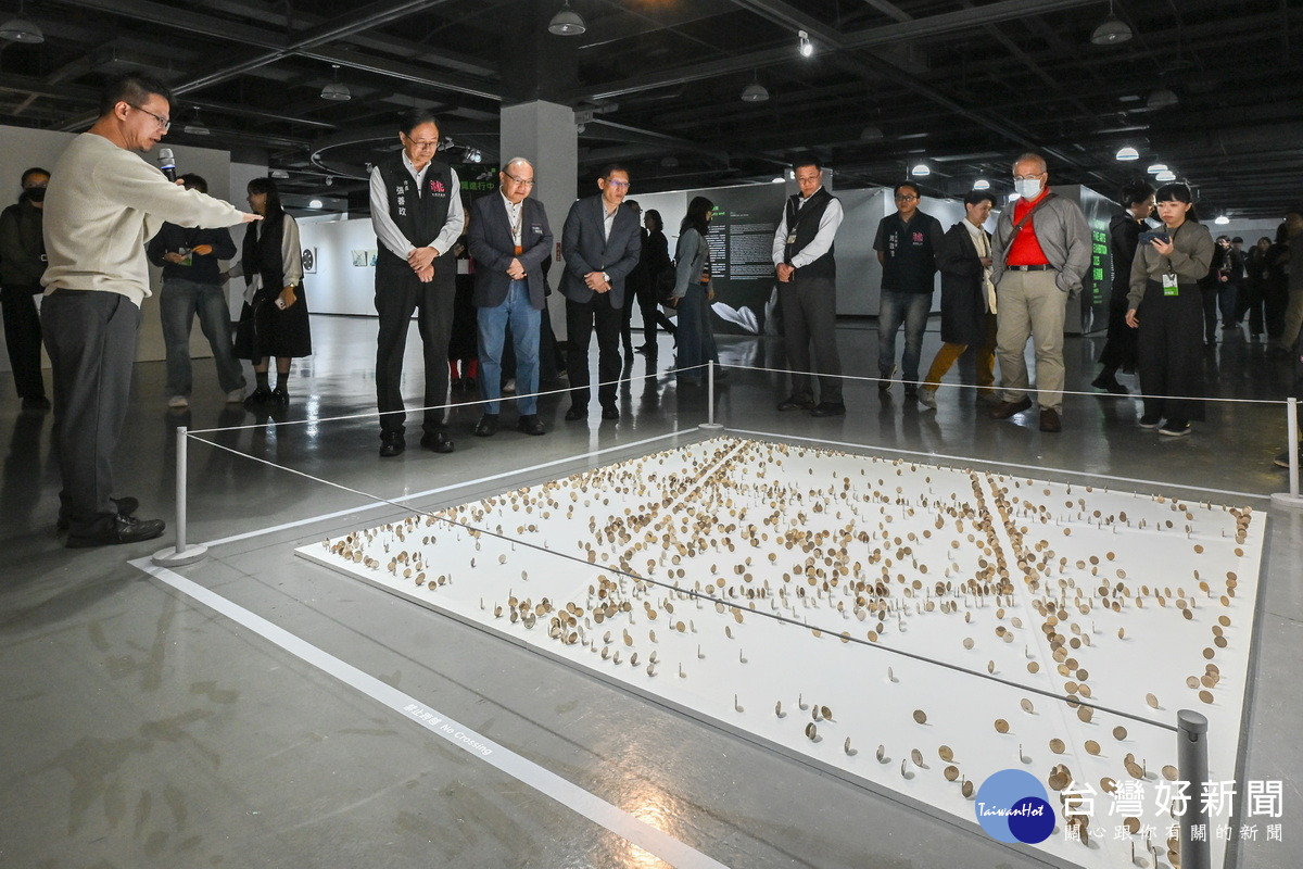 桃園市長張善政參觀「2025桃源美展」展出作品。