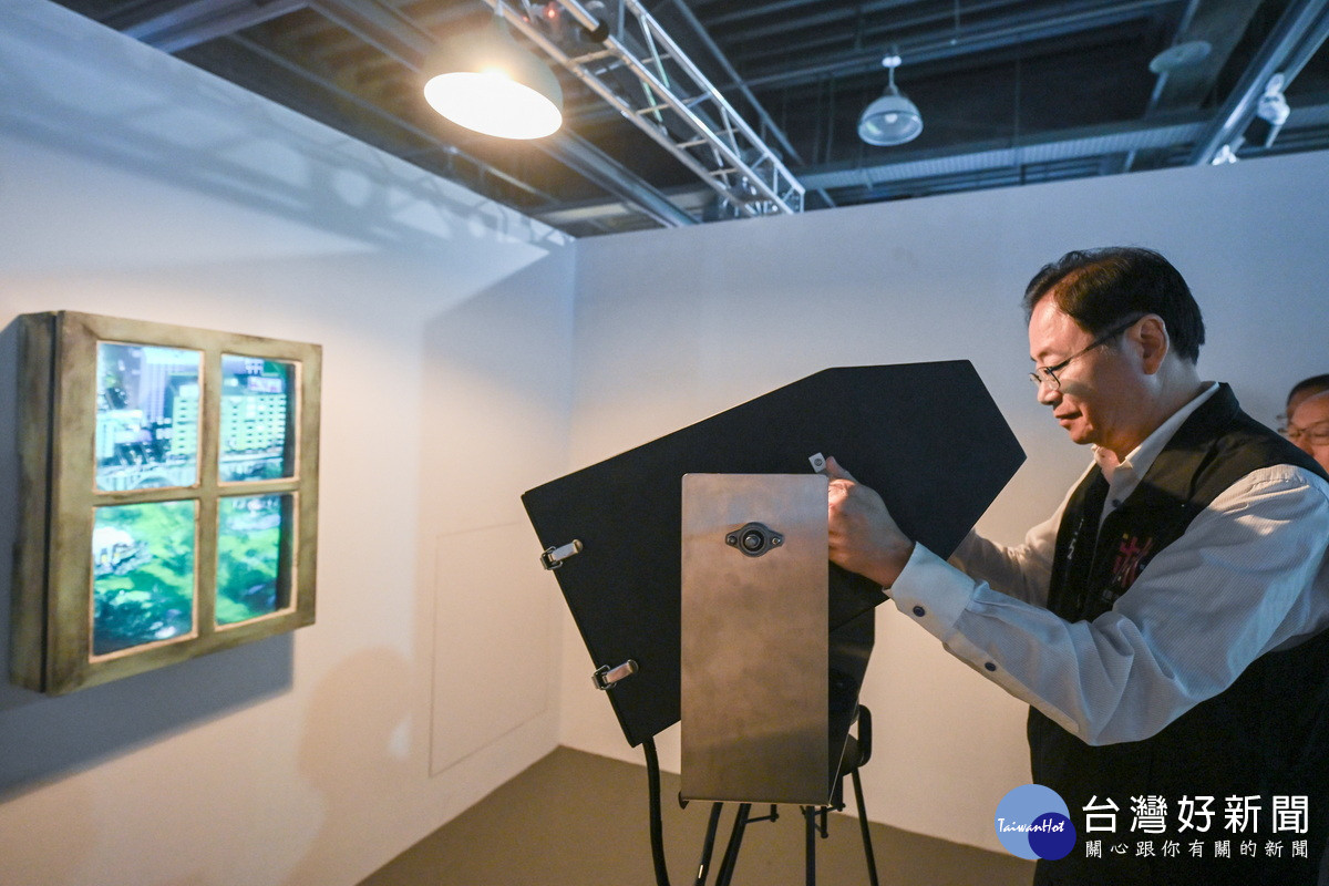 桃園市長張善政參觀「2025桃源美展」展出作品。